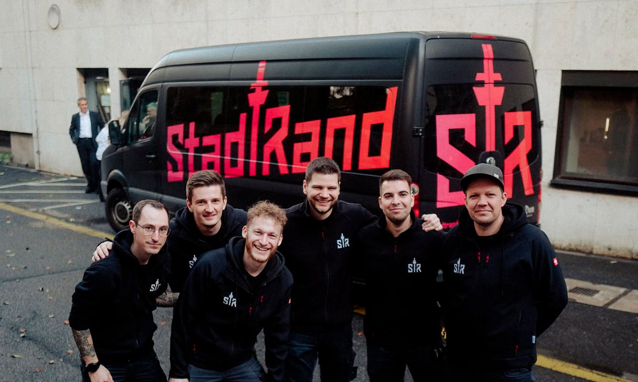Bandcrew vor Tourbus